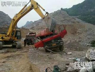 货车在小松，面前瞬间变废铁