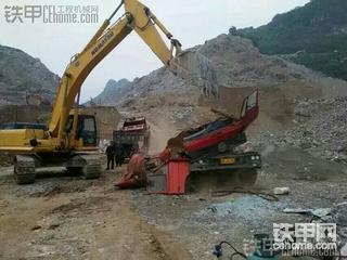 货车在小松，面前瞬间变废铁