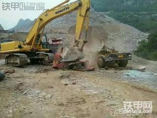 货车在小松，面前瞬间变废铁