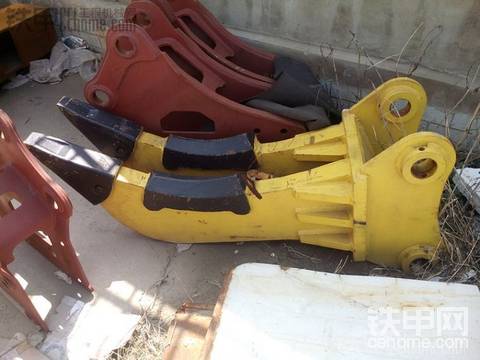 20吨挖机带的双钩松土器  有要的吗 自己出价