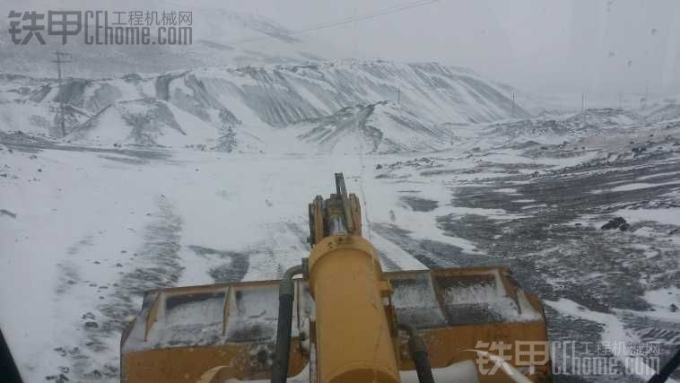 又下起大雪鏟車也打滑