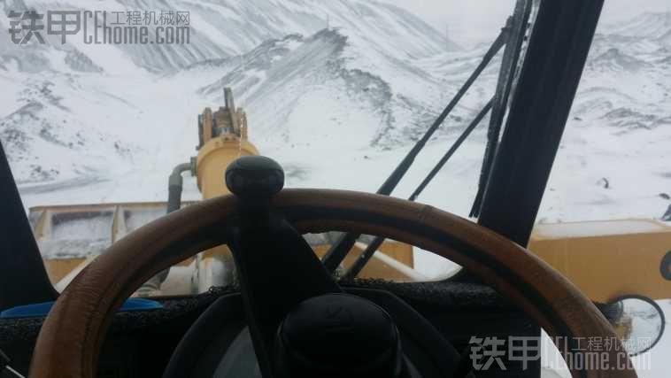 又下起大雪鏟車也打滑