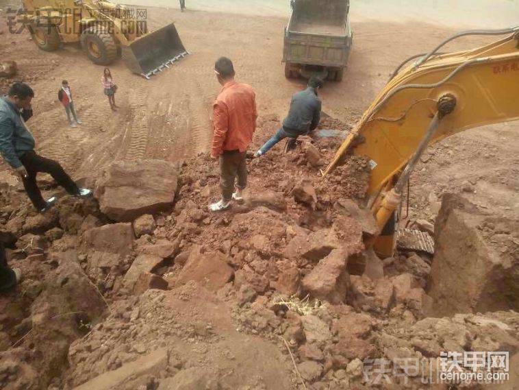 驾驶员下来腿都软了
