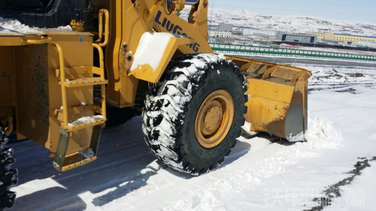 雪終于停了 開始推雪