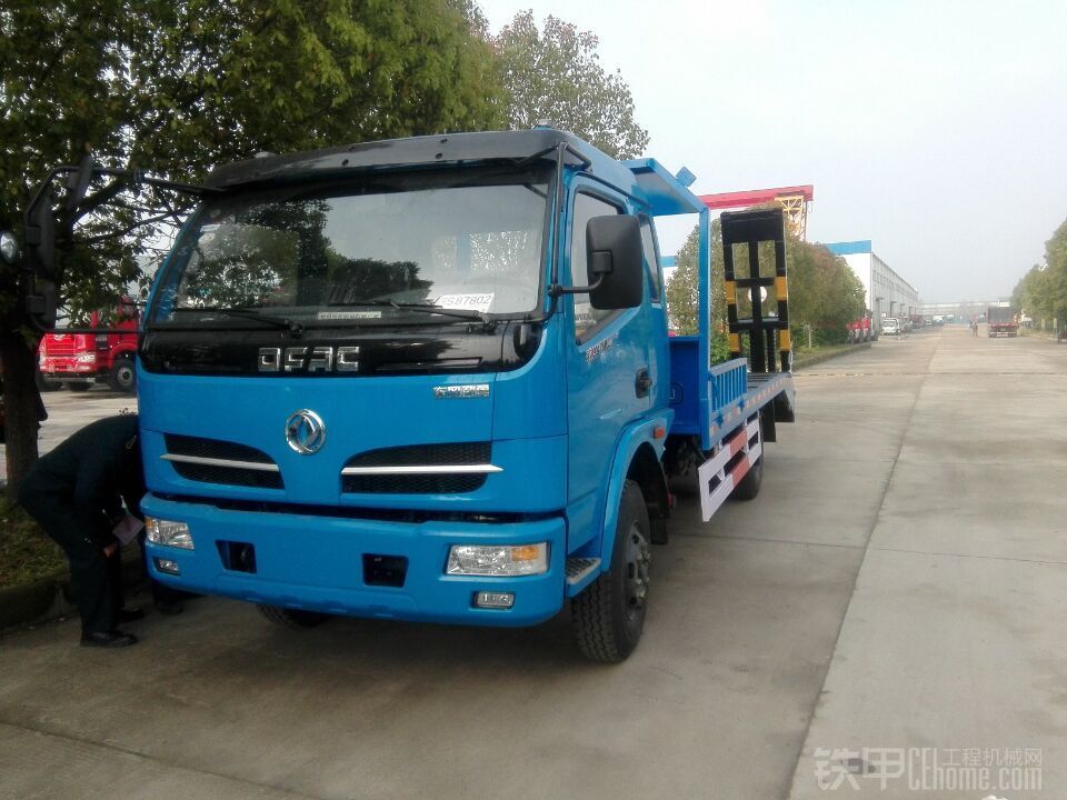 昨天剛送走的兩臺80挖機(jī)小拖車，東風(fēng)勁勇。