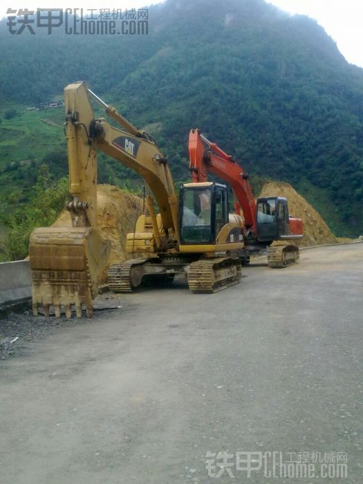 卡特、凱斯挖機(jī)油缸有黑黃之分？