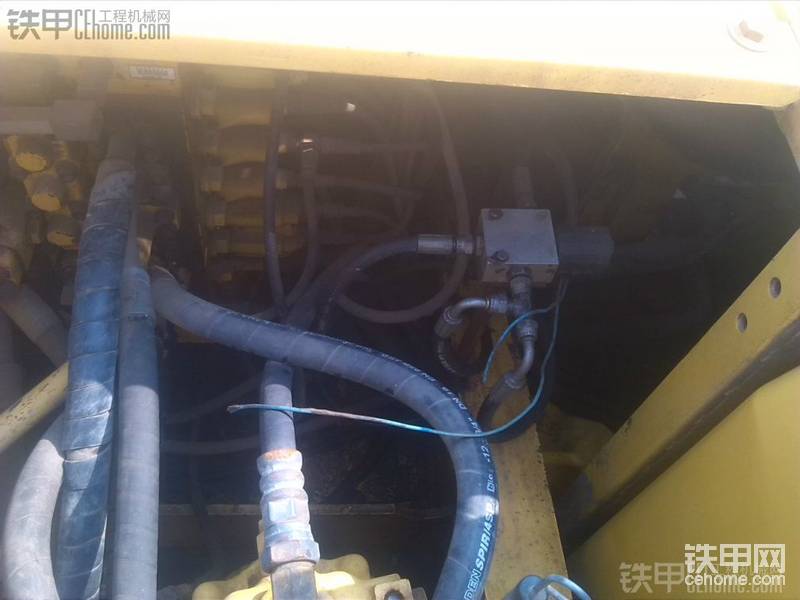主閥旁邊，方形的這個東東，接的應(yīng)該是先導(dǎo)油管吧