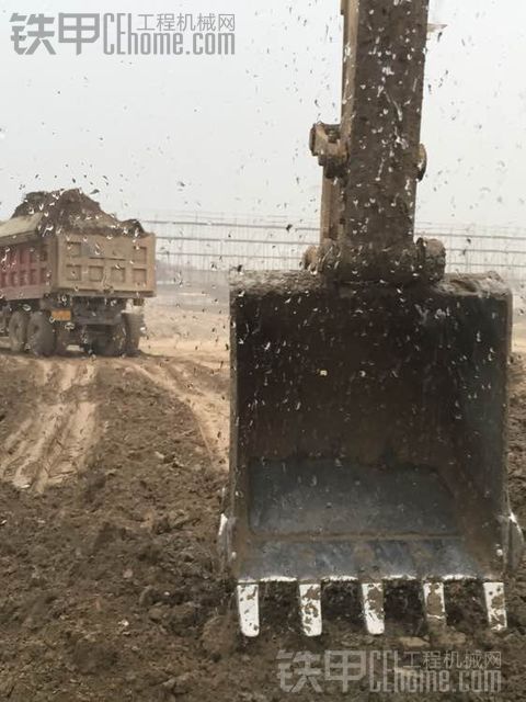 下雨了，還不下班，這工地！