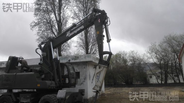 軍用挖機(jī)，就是任性！