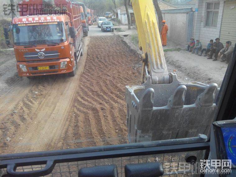 等車過(guò)完了再挖
