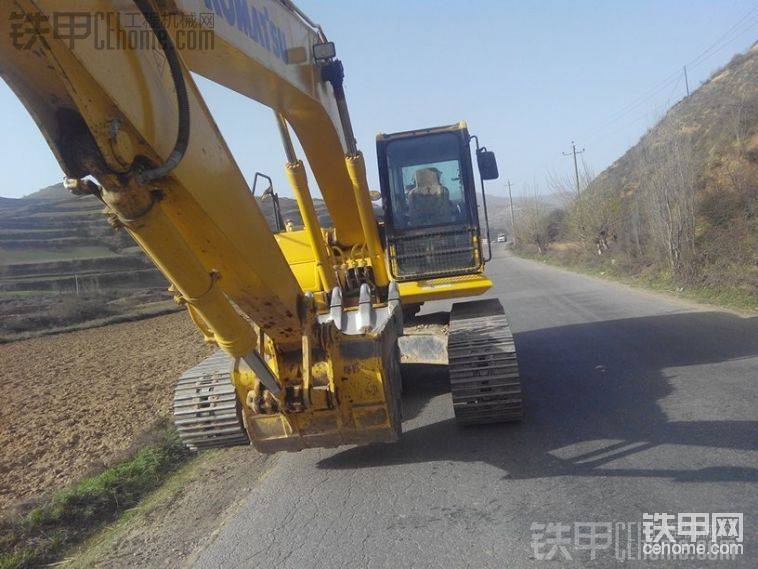 下班了又开到马路上狂奔去停车
