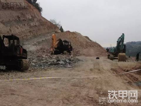 大場(chǎng)面：四個(gè)挖機(jī)同時(shí)火了