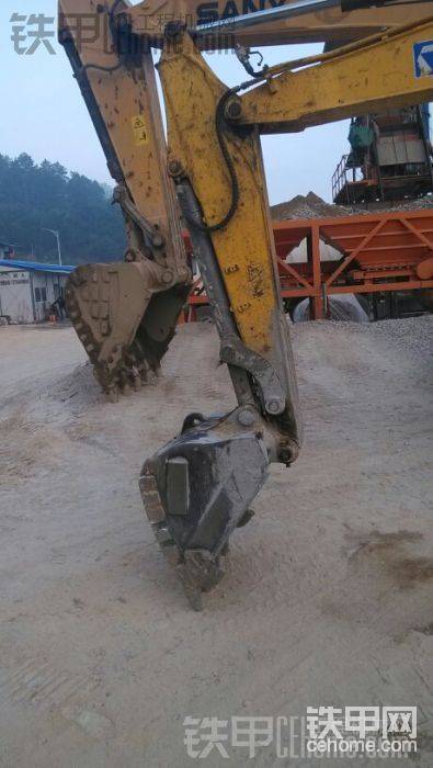 &nbsp;&nbsp;&nbsp;&nbsp; 工地下班了，第二天一來。。。那么大的地方不放偏偏和我&#