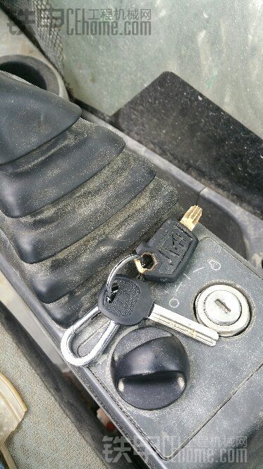 坏了！钥匙断锁里边去了！！