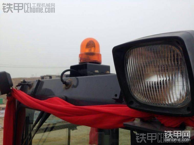 后邊的燈改到上邊，而且多了一個增加了車輛照明性。警示燈也降&#2