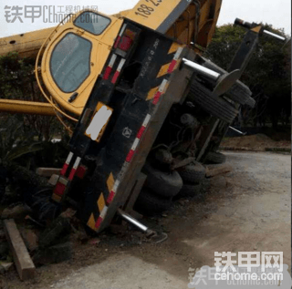 吊车翻了，这事大了。