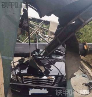 吊车翻了，这事大了。