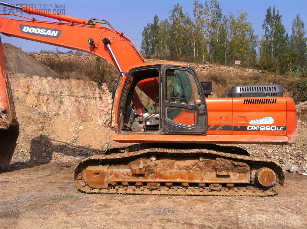 低价出售个人11年斗山DX260LC挖掘机一台
