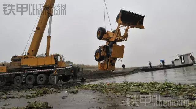 12歲男童好奇獨(dú)自駕駛鏟車，不慎翻車