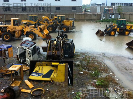 看裝載機(jī)如何變自卸車！