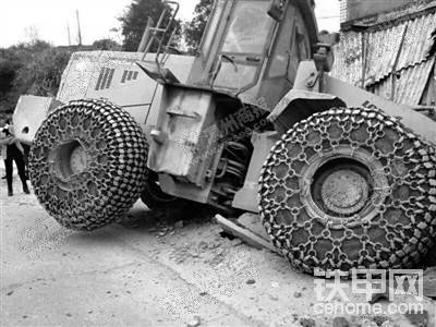 铲车下坡失控 冲入民房造成一死三伤