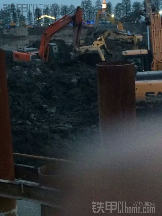 工地土豪老板叫我们把挖机当土埋了铸堤
