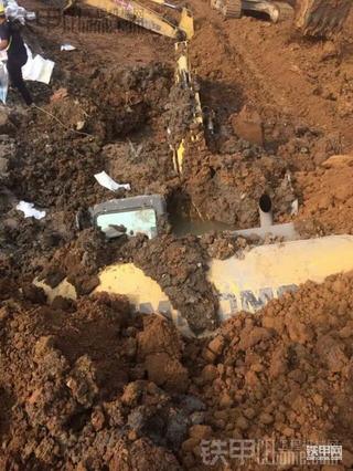 工地土豪老板叫我们把挖机当土埋了铸堤
