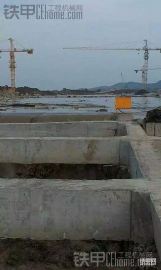 工地土豪老板叫我們把挖機(jī)當(dāng)土埋了鑄堤