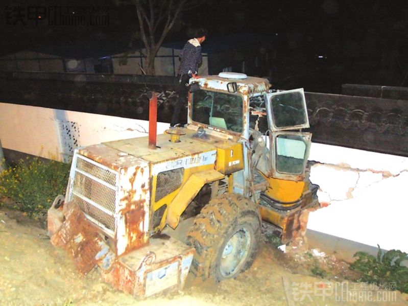 鏟車沖向工地撞破圍墻 司機雙腿被卡血流不止