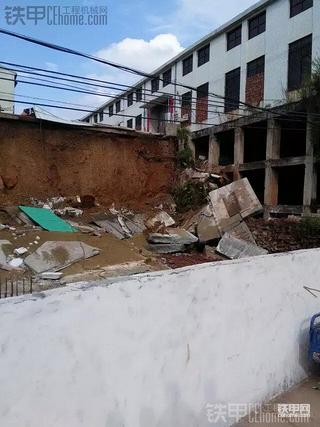 挡土墙塌了