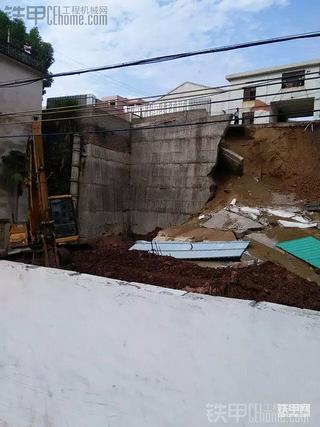 挡土墙塌了