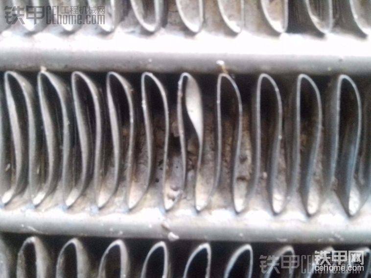 灰塵加上雨水，都成泥3堵死了散熱孔
