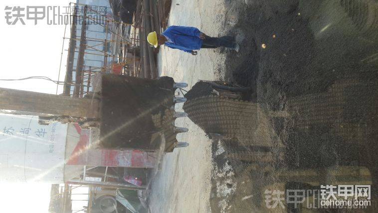 手推车！塔吊吊！
