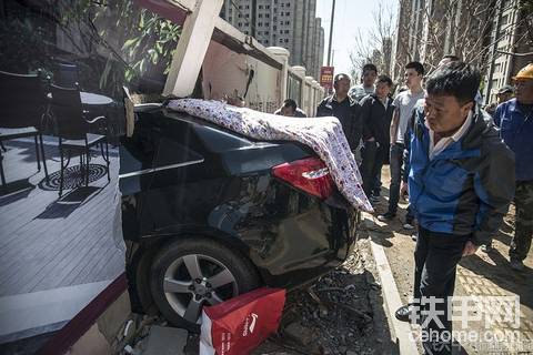 【转】沈阳女司机开车穿墙 起重机拆墙移车