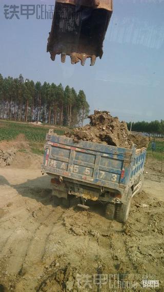 秒殺同型住友挖掘機(jī)？挖魚(yú)塘，26塊錢(qián)一車，13方的，大概挖2米左右