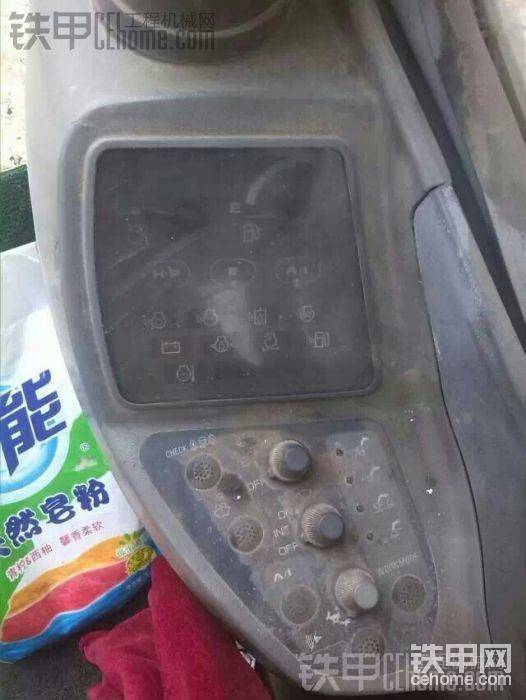 出售正在干活的日立200-5。車(chē)沒(méi)問(wèn)題！看車(chē)談價(jià)！QQ57942043多臺(tái)卡特出售！&#27