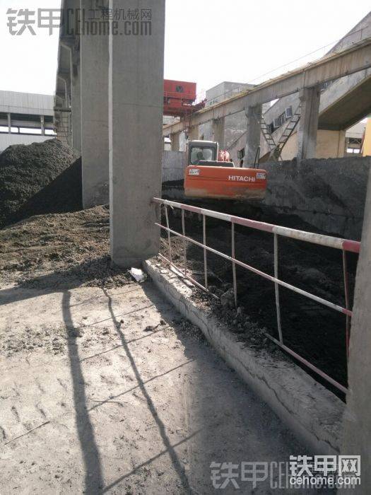挖掘機(jī)在池里把煤渣清理上來我用我的鏟車再裝翻斗車?yán)鋈?