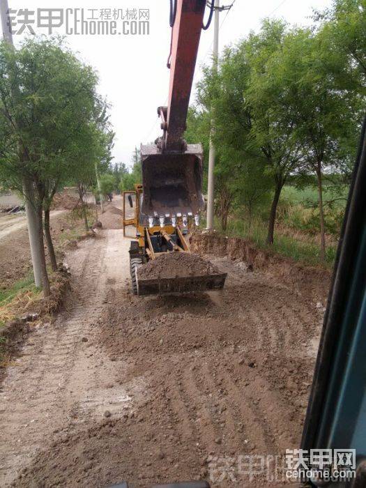 灰土太多，拿個(gè)小鏟車(chē)倒土，好慢，

