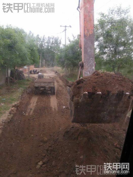 還是昨天的兩個(gè)小拉土車，裝一車，歇一會(huì)，
