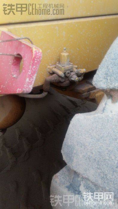 这个阀也漏气，漏油不严重
