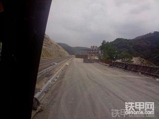 小机暴力开挖高速路