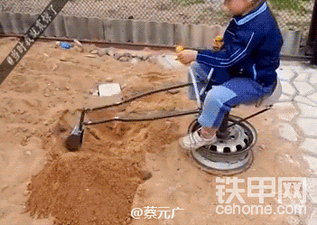 这挖掘机真牛！