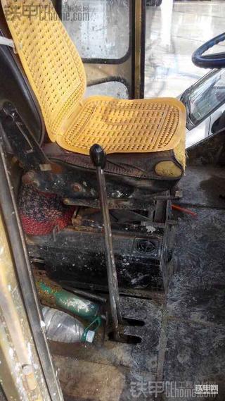 十几年厦工不容易 浑身水泥仍坚持