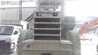 十几年厦工不容易 浑身水泥仍坚持