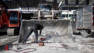 十几年厦工不容易 浑身水泥仍坚持