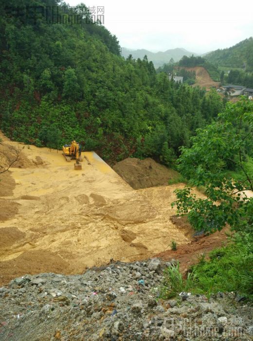 持續(xù)兩天暴雨，小7孤寂的堅持在那里…