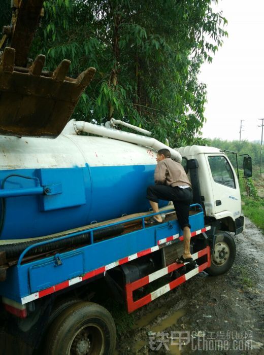 卡特307C下雨天救援抽糞車(chē)