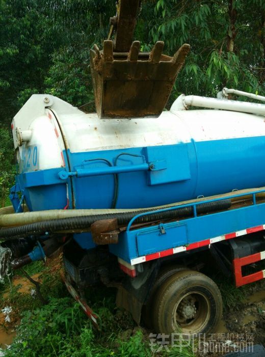 卡特307C下雨天救援抽糞車(chē)