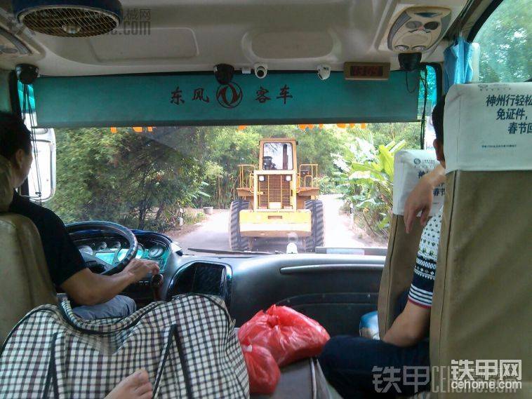 路上巧遇柳工50C機(jī)器，坐在車聞到它的剎車燒焦味好大，不知道是否