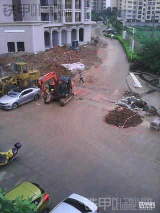 烦人，小区的两台小挖机早早就工作